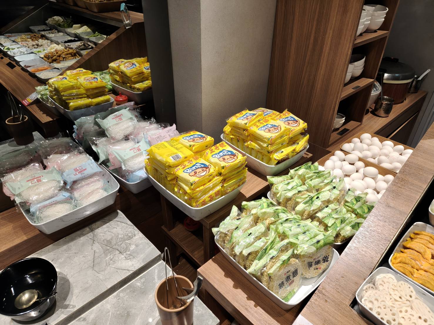 台北西門町美食|築間幸福鍋物西門中華大樓店。凡點套餐即可享蔬菜吧、飲料吧、冰淇淋無限享用!