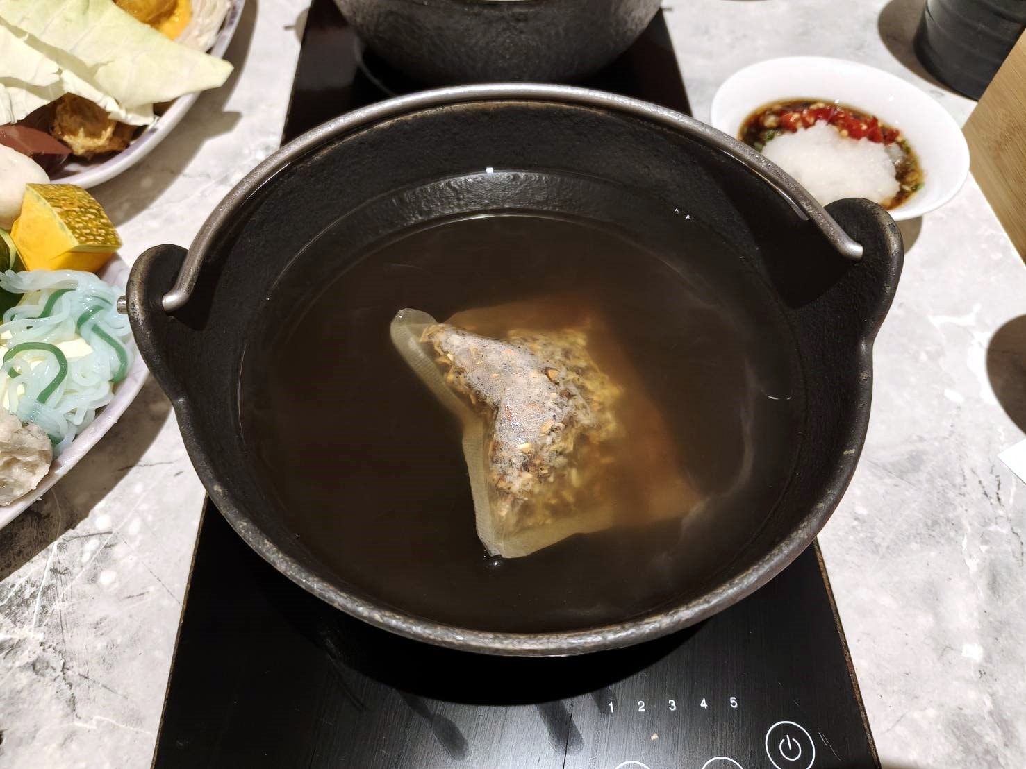 台北西門町美食|築間幸福鍋物西門中華大樓店。凡點套餐即可享蔬菜吧、飲料吧、冰淇淋無限享用!