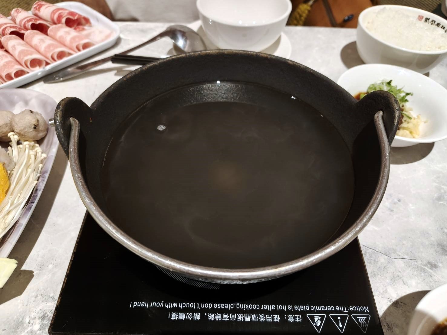 台北西門町美食|築間幸福鍋物西門中華大樓店。凡點套餐即可享蔬菜吧、飲料吧、冰淇淋無限享用!