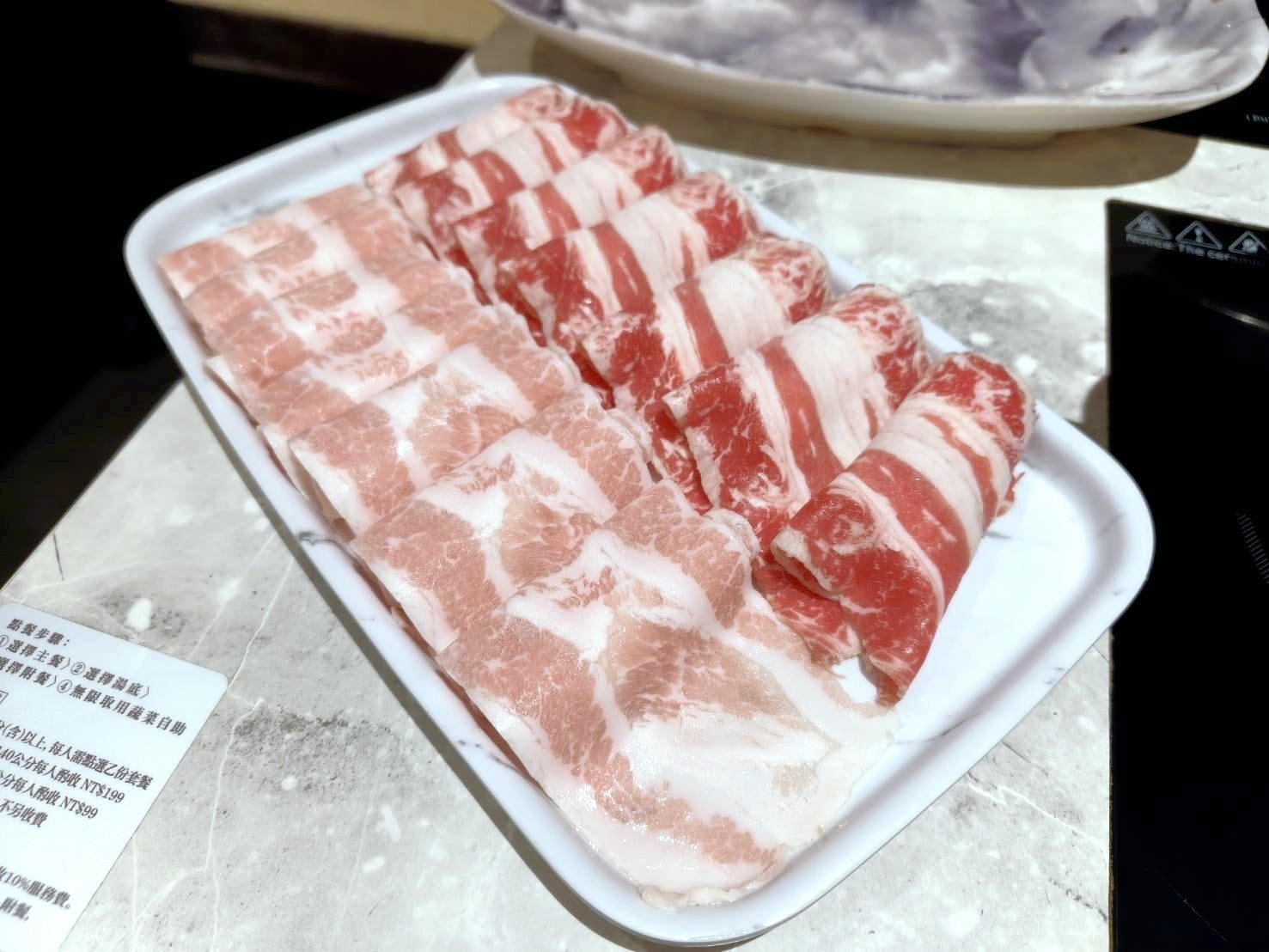台北西門町美食|築間幸福鍋物西門中華大樓店。凡點套餐即可享蔬菜吧、飲料吧、冰淇淋無限享用!