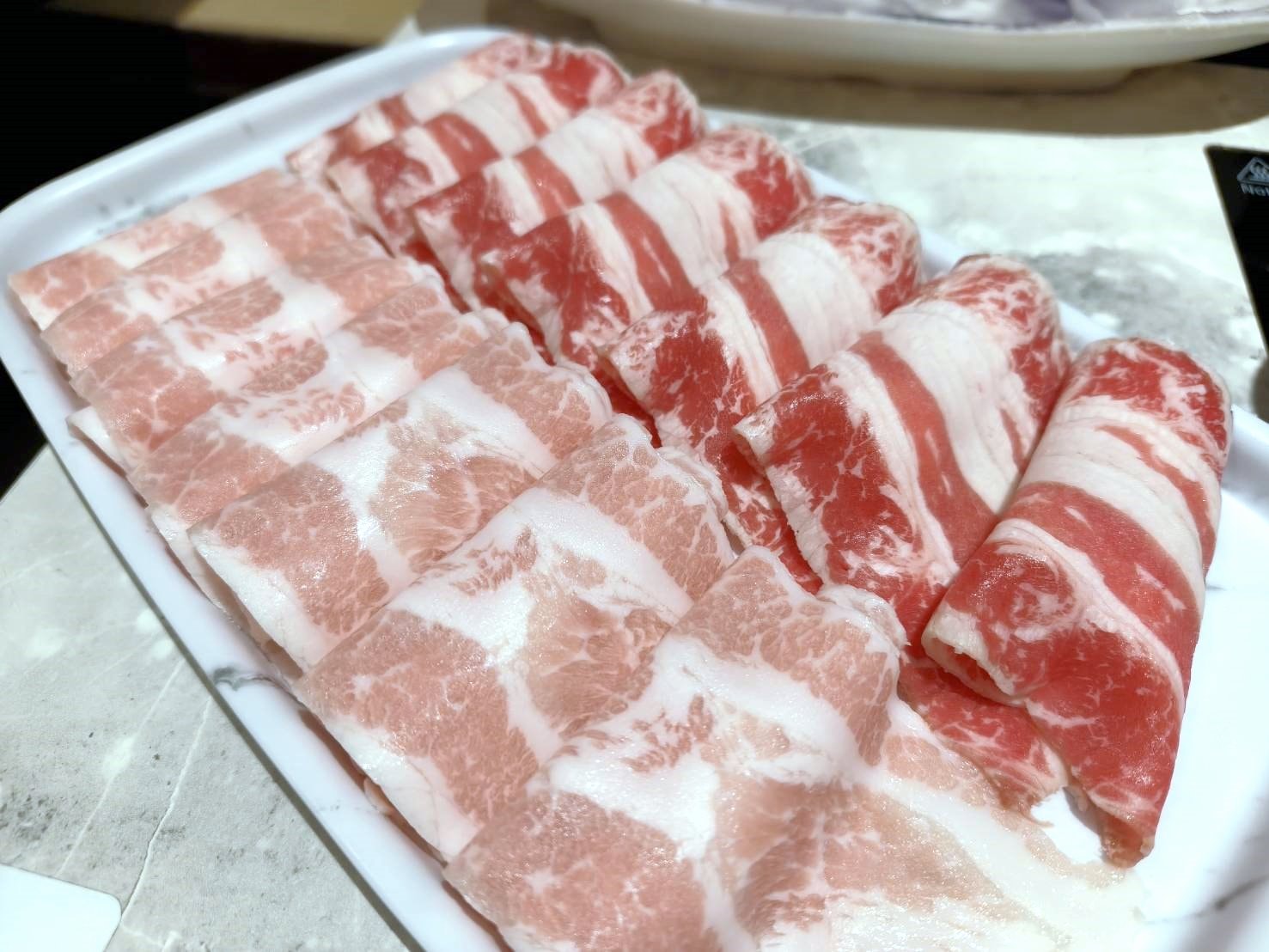 台北西門町美食|築間幸福鍋物西門中華大樓店。凡點套餐即可享蔬菜吧、飲料吧、冰淇淋無限享用!