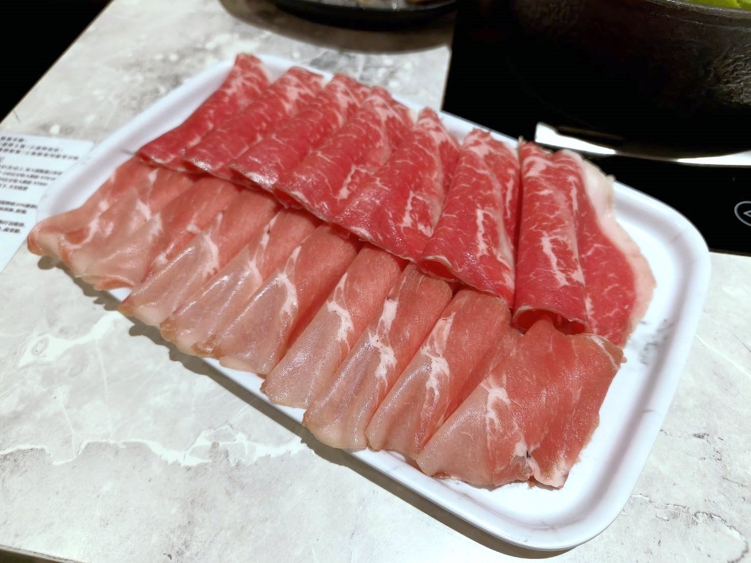 台北西門町美食|築間幸福鍋物西門中華大樓店。凡點套餐即可享蔬菜吧、飲料吧、冰淇淋無限享用!