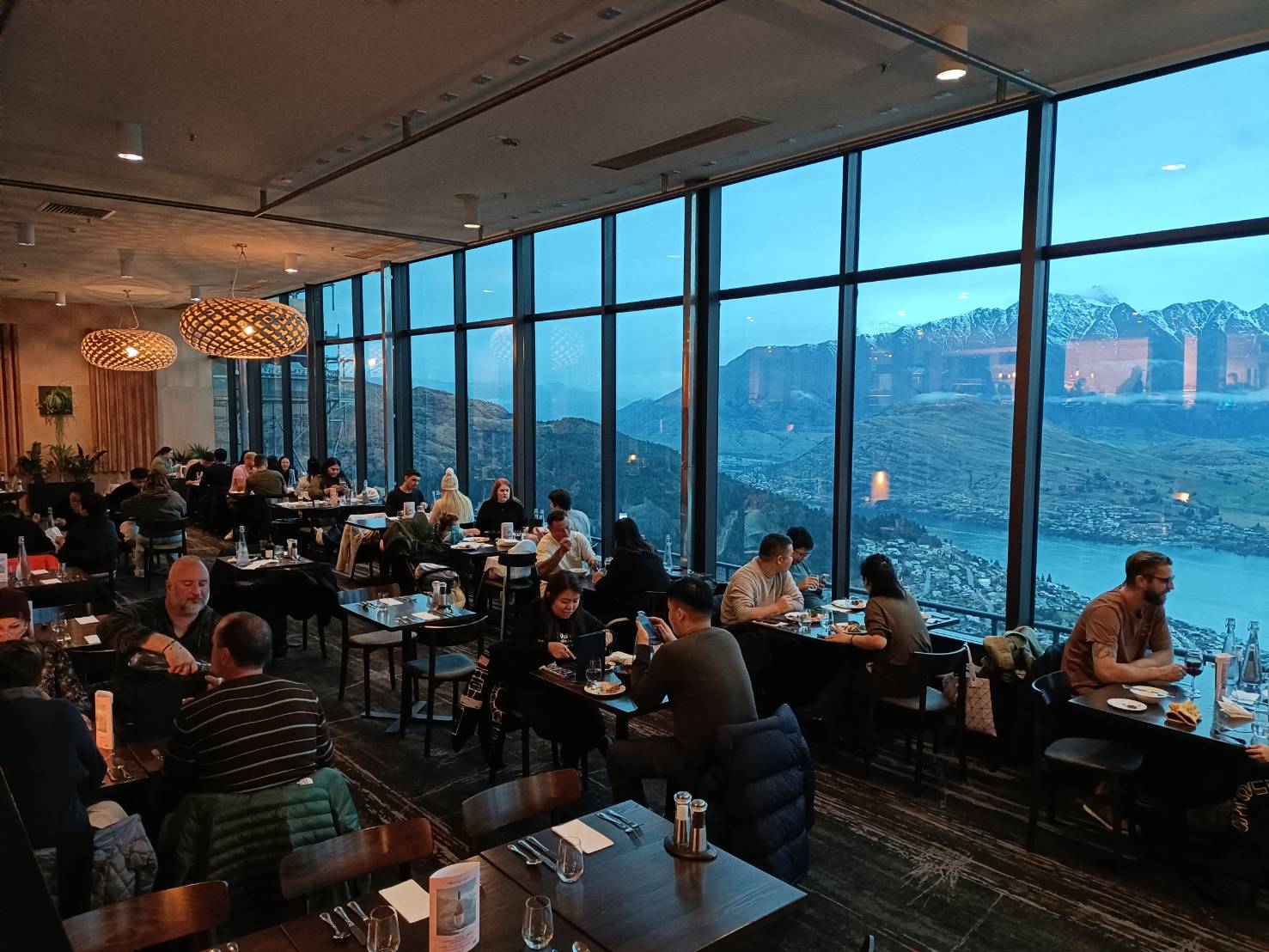 2025紐西蘭|天空纜車 Skyline Queenstown、溜溜車/斜坡滑車 Skyline Gondola & Luge、Stratosfare Restaurant & Bar 自助餐。 - 第14張圖 2025紐西蘭|天空纜車 Skyline Queenstown、溜溜車/斜坡滑車 Skyline Gondola & Luge、Stratosfare Restaurant & Bar 自助餐。