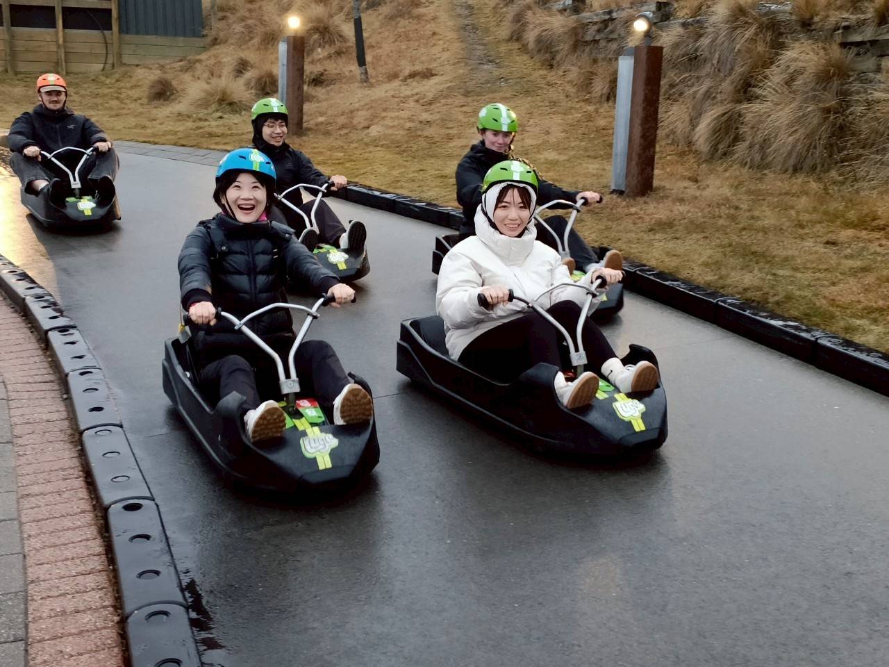 2025紐西蘭|天空纜車 Skyline Queenstown、溜溜車/斜坡滑車 Skyline Gondola & Luge、Stratosfare Restaurant & Bar 自助餐。 - 第8張圖 2025紐西蘭|天空纜車 Skyline Queenstown、溜溜車/斜坡滑車 Skyline Gondola & Luge、Stratosfare Restaurant & Bar 自助餐。