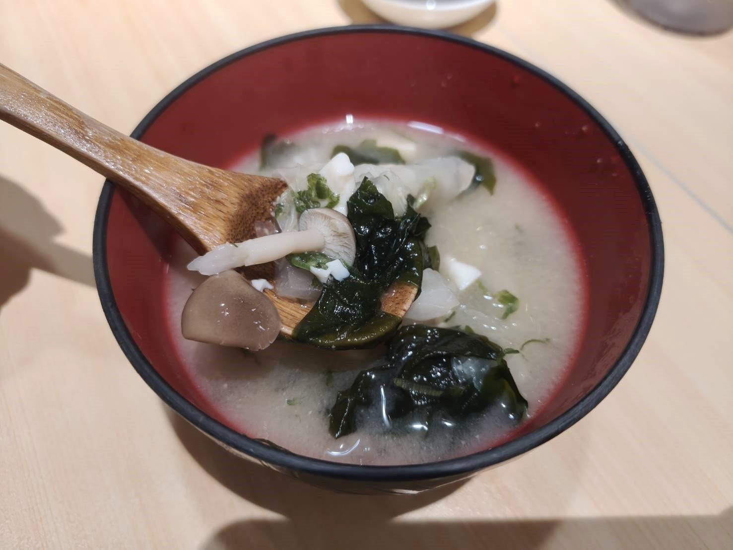 桃園美食|坐著做。海鮮丼飯專門店(統領店) 內用蔬菜味噌湯、海鮮味噌湯、醋飯都可以免費續!內用還有限定迷你海鮮丼飯~很適合女孩們喔!