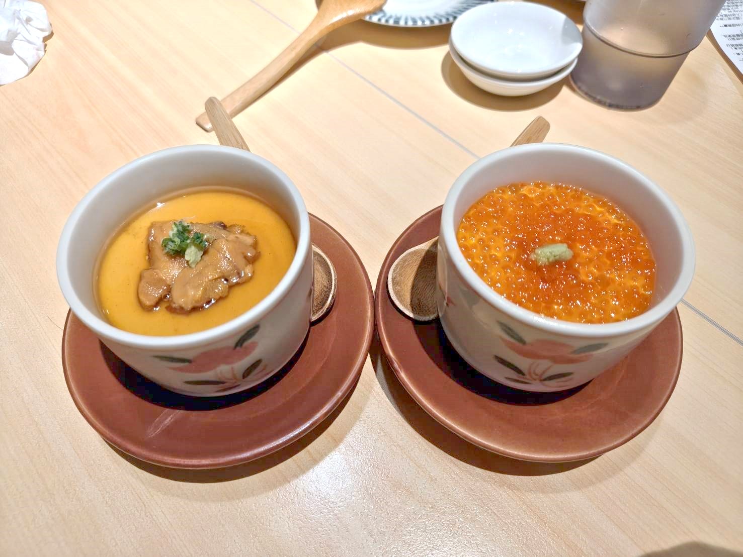 桃園美食|坐著做。海鮮丼飯專門店(統領店) 內用蔬菜味噌湯、海鮮味噌湯、醋飯都可以免費續!內用還有限定迷你海鮮丼飯~很適合女孩們喔!