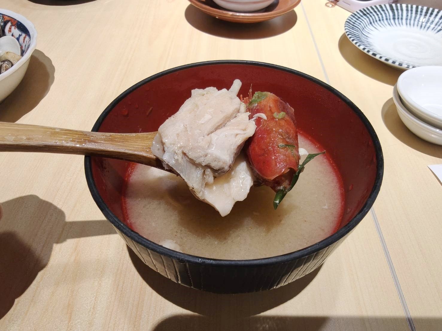 桃園美食|坐著做。海鮮丼飯專門店(統領店) 內用蔬菜味噌湯、海鮮味噌湯、醋飯都可以免費續!內用還有限定迷你海鮮丼飯~很適合女孩們喔!