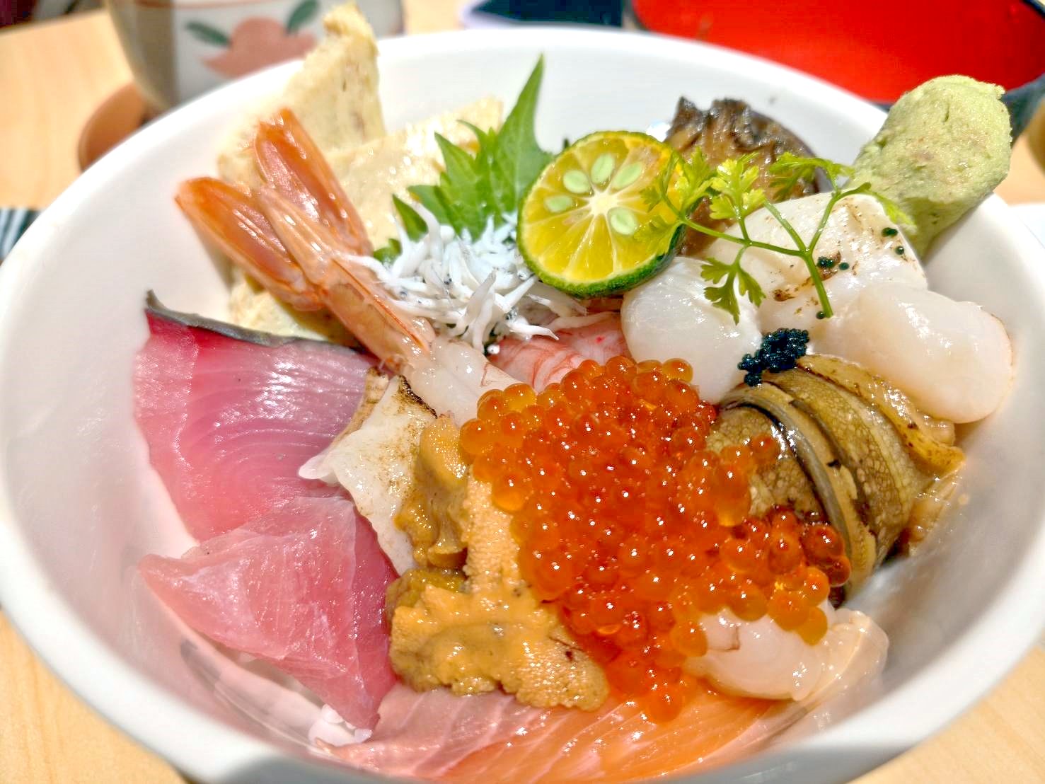 桃園美食|坐著做。海鮮丼飯專門店(統領店) 內用蔬菜味噌湯、海鮮味噌湯、醋飯都可以免費續!內用還有限定迷你海鮮丼飯~很適合女孩們喔!