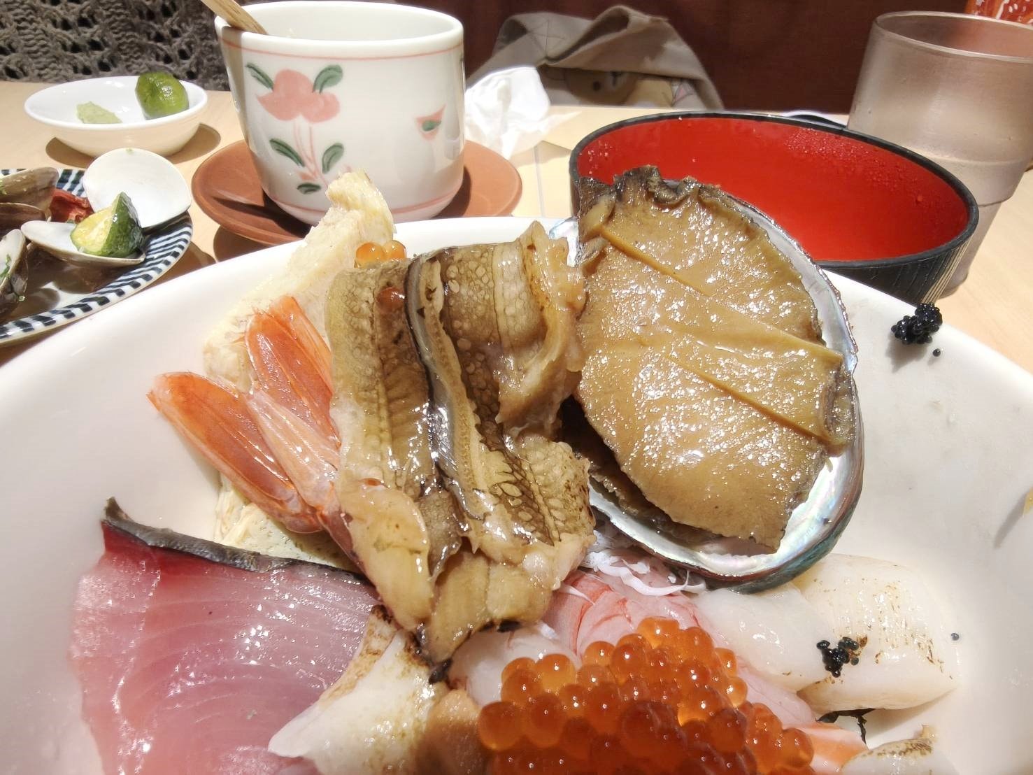 桃園美食|坐著做。海鮮丼飯專門店(統領店) 內用蔬菜味噌湯、海鮮味噌湯、醋飯都可以免費續!內用還有限定迷你海鮮丼飯~很適合女孩們喔!