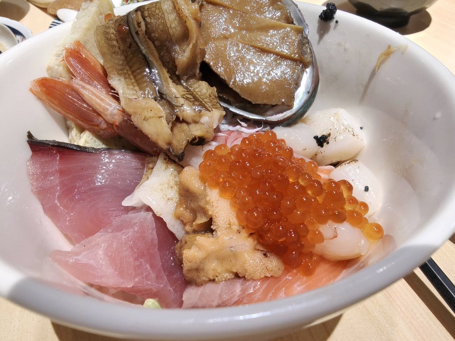 桃園美食|坐著做。海鮮丼飯專門店(統領店) 內用蔬菜味噌湯、海鮮味噌湯、醋飯都可以免費續!內用還有限定迷你海鮮丼飯~很適合女孩們喔!