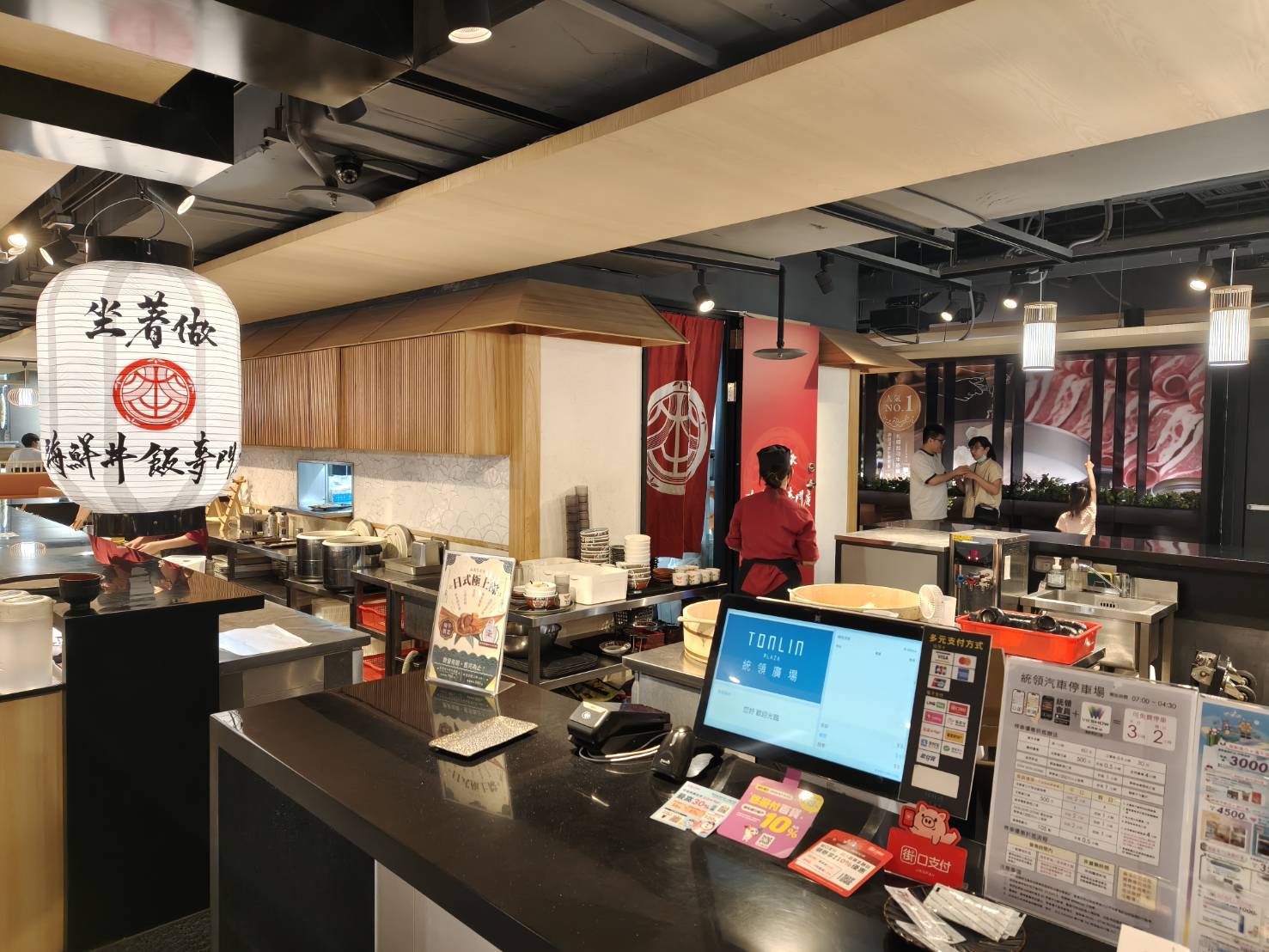 桃園美食|坐著做。海鮮丼飯專門店(統領店) 內用蔬菜味噌湯、海鮮味噌湯、醋飯都可以免費續!內用還有限定迷你海鮮丼飯~很適合女孩們喔!