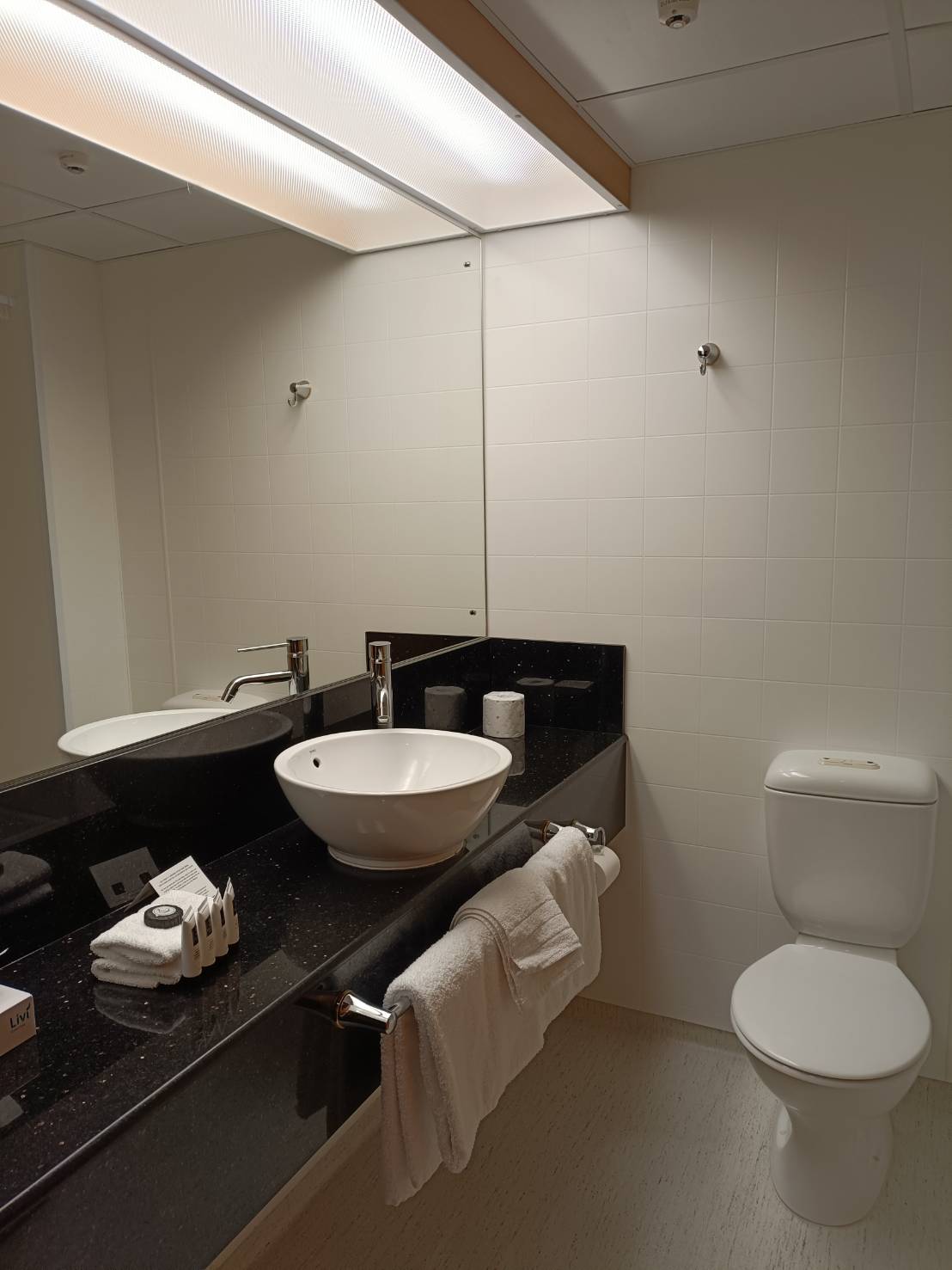 2025紐西蘭| 蒂阿瑙迪斯汀克斯盧克斯莫爾飯店 Distinction Luxmore Hotel Te Anau。房間簡單、自助早餐有整塊蜂巢可以吃到新鮮的蜂蜜喔! - 第6張圖 2025紐西蘭| 蒂阿瑙迪斯汀克斯盧克斯莫爾飯店 Distinction Luxmore Hotel Te Anau。房間簡單、自助早餐有整塊蜂巢可以吃到新鮮的蜂蜜喔!
