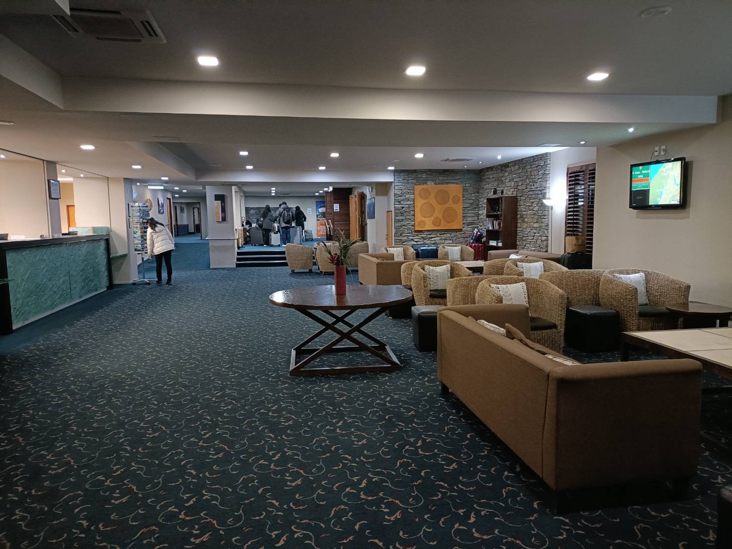 2025紐西蘭| 蒂阿瑙迪斯汀克斯盧克斯莫爾飯店 Distinction Luxmore Hotel Te Anau。房間簡單、自助早餐有整塊蜂巢可以吃到新鮮的蜂蜜喔! - 第1張圖 2025紐西蘭| 蒂阿瑙迪斯汀克斯盧克斯莫爾飯店 Distinction Luxmore Hotel Te Anau。房間簡單、自助早餐有整塊蜂巢可以吃到新鮮的蜂蜜喔!