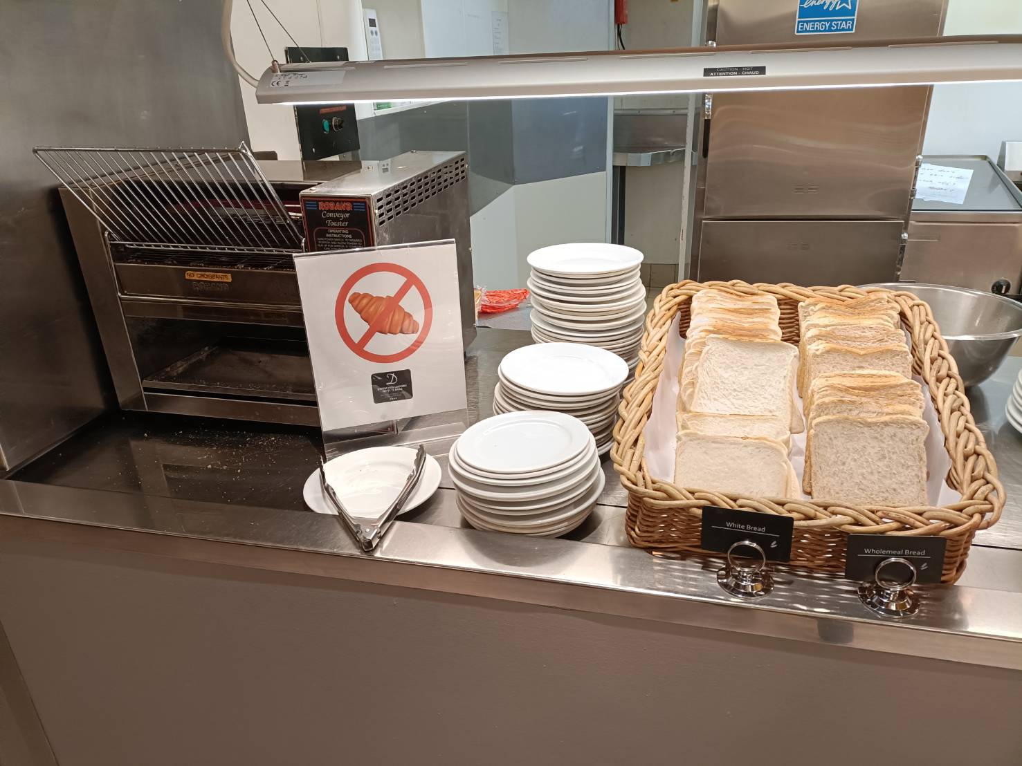 2025紐西蘭| 蒂阿瑙迪斯汀克斯盧克斯莫爾飯店 Distinction Luxmore Hotel Te Anau。房間簡單、自助早餐有整塊蜂巢可以吃到新鮮的蜂蜜喔! - 第12張圖 2025紐西蘭| 蒂阿瑙迪斯汀克斯盧克斯莫爾飯店 Distinction Luxmore Hotel Te Anau。房間簡單、自助早餐有整塊蜂巢可以吃到新鮮的蜂蜜喔!