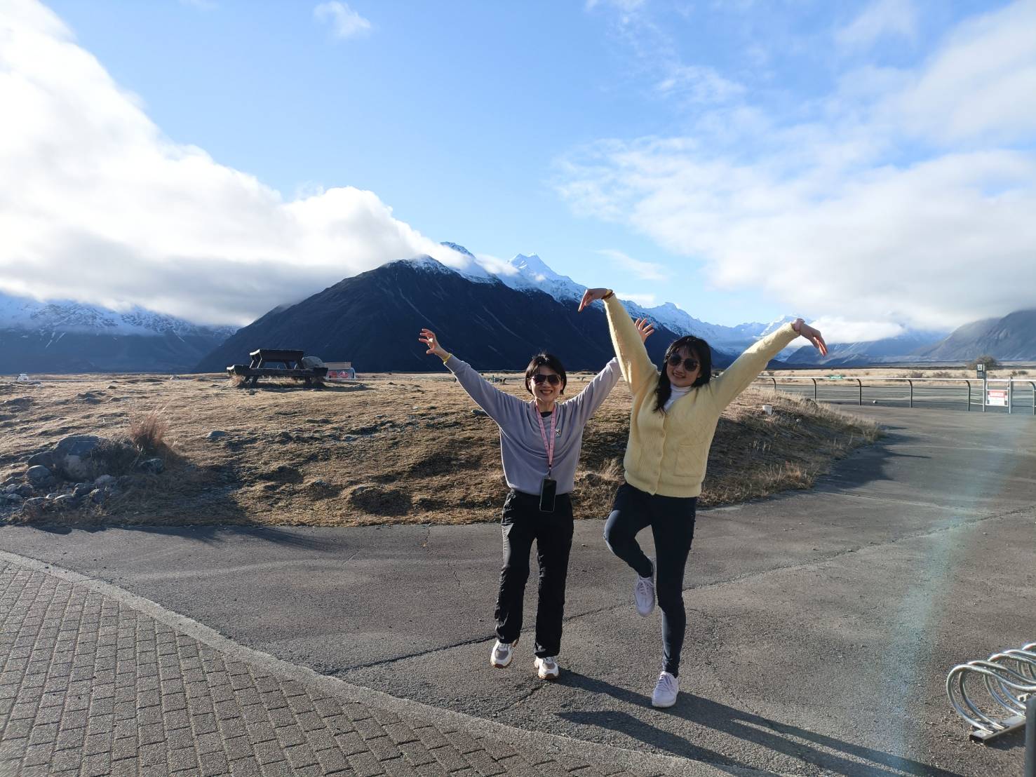 2025紐西蘭|庫克山直升機體驗~高空欣賞冰川和山脈，降落在冰川的雪地上讓你下機賞雪、踩雪喔!推薦指數5顆星星!