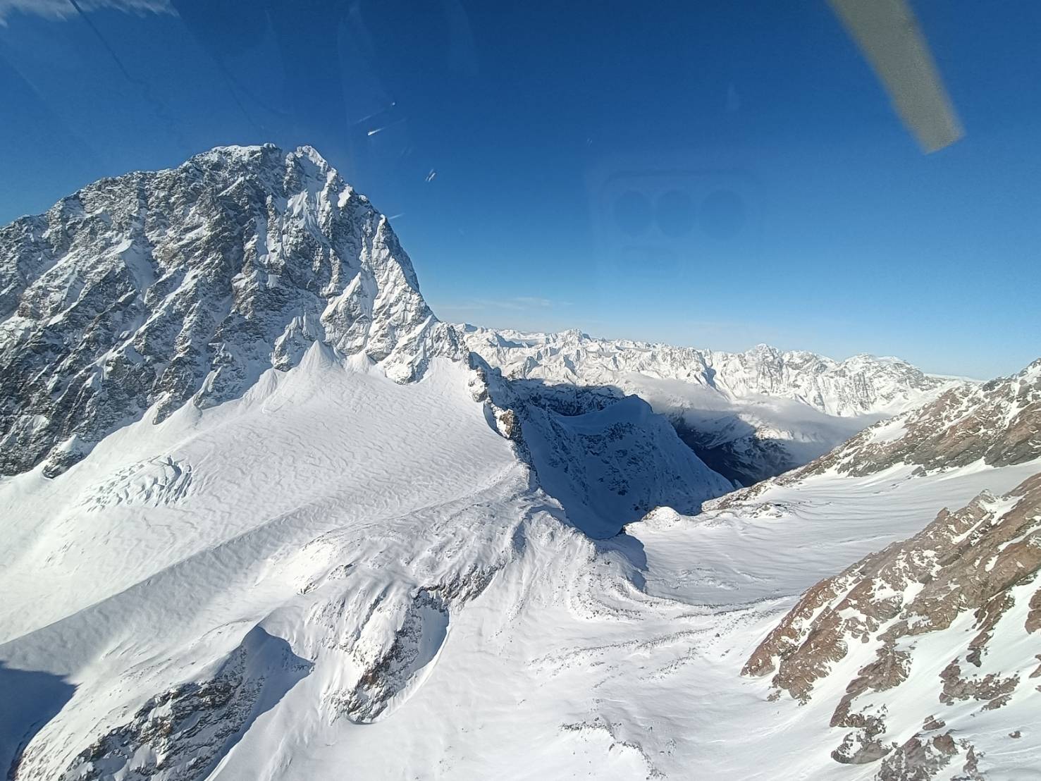 2025紐西蘭|庫克山直升機體驗~高空欣賞冰川和山脈，降落在冰川的雪地上讓你下機賞雪、踩雪喔!推薦指數5顆星星!