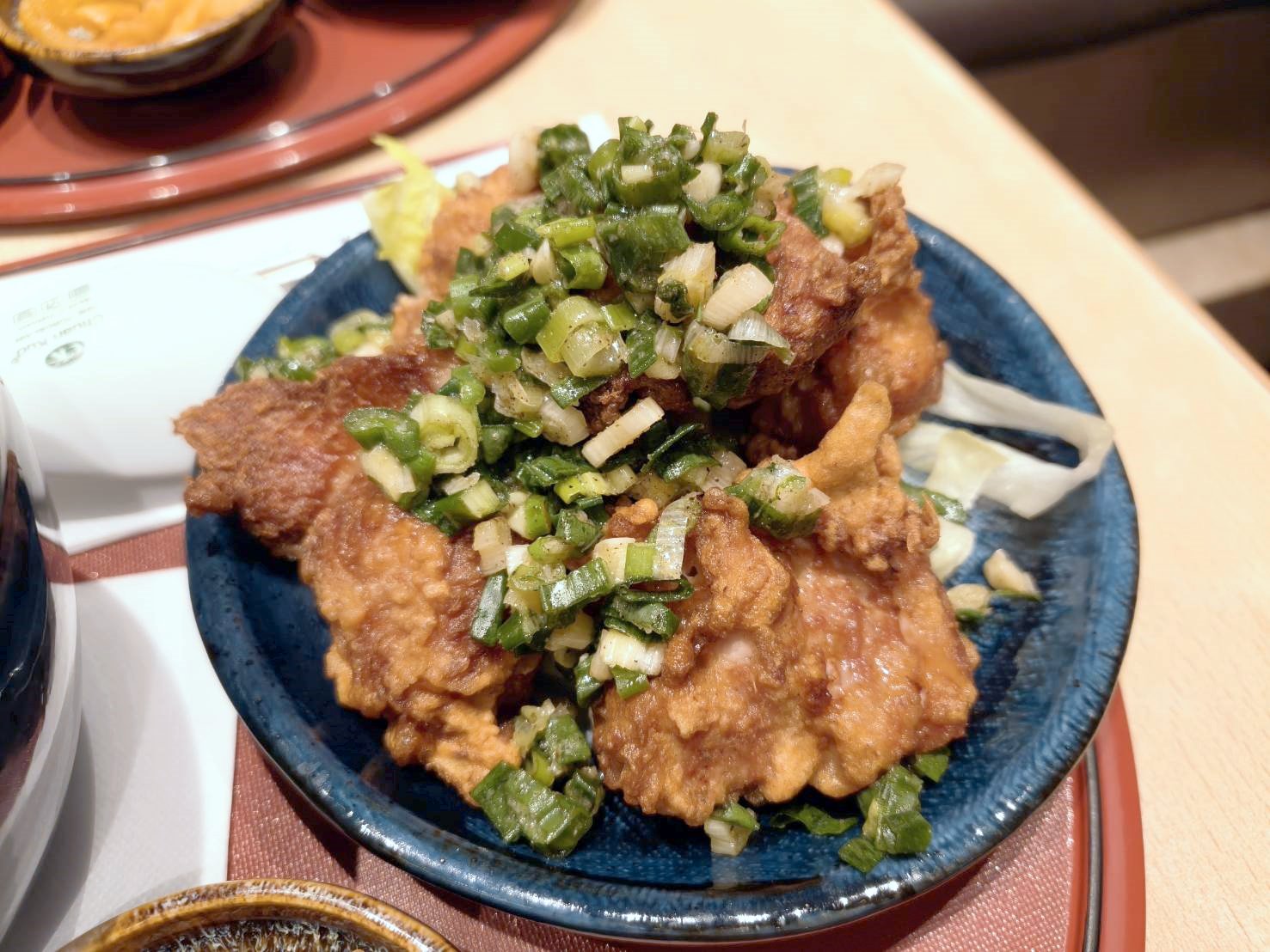 板橋美食|山頭火拉麵-板橋大遠百店。蔥鹽炸雞~愛吃蔥花的朋友一定要點!