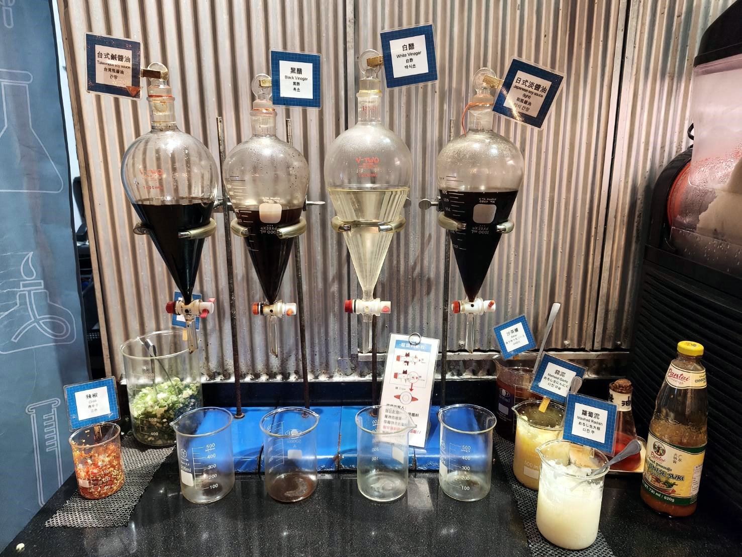 台北西門町美食|食焱廠創意鍋物HOP POT LAB-西門町昆明店。歡迎來實驗室吃火鍋!剝皮辣椒雞鍋、台灣蒜頭雞鍋湯頭味美超濃郁!