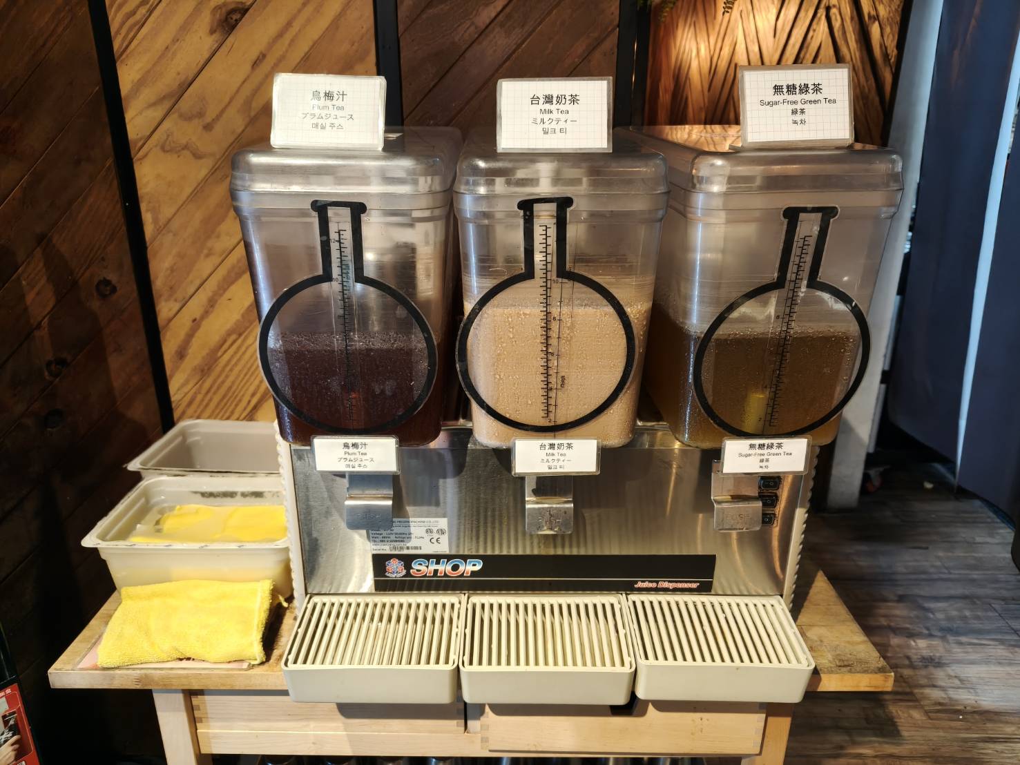 台北西門町美食|食焱廠創意鍋物HOP POT LAB-西門町昆明店。歡迎來實驗室吃火鍋!剝皮辣椒雞鍋、台灣蒜頭雞鍋湯頭味美超濃郁!