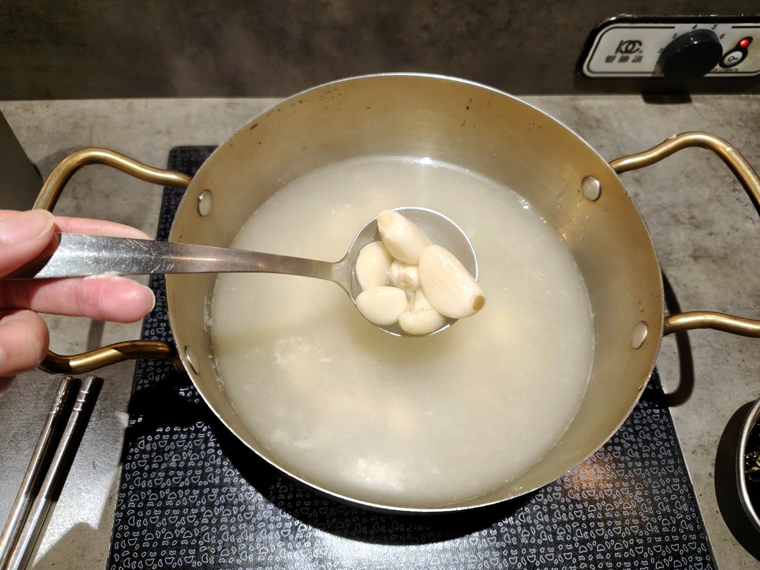 台北西門町美食|食焱廠創意鍋物HOP POT LAB-西門町昆明店。歡迎來實驗室吃火鍋!剝皮辣椒雞鍋、台灣蒜頭雞鍋湯頭味美超濃郁!