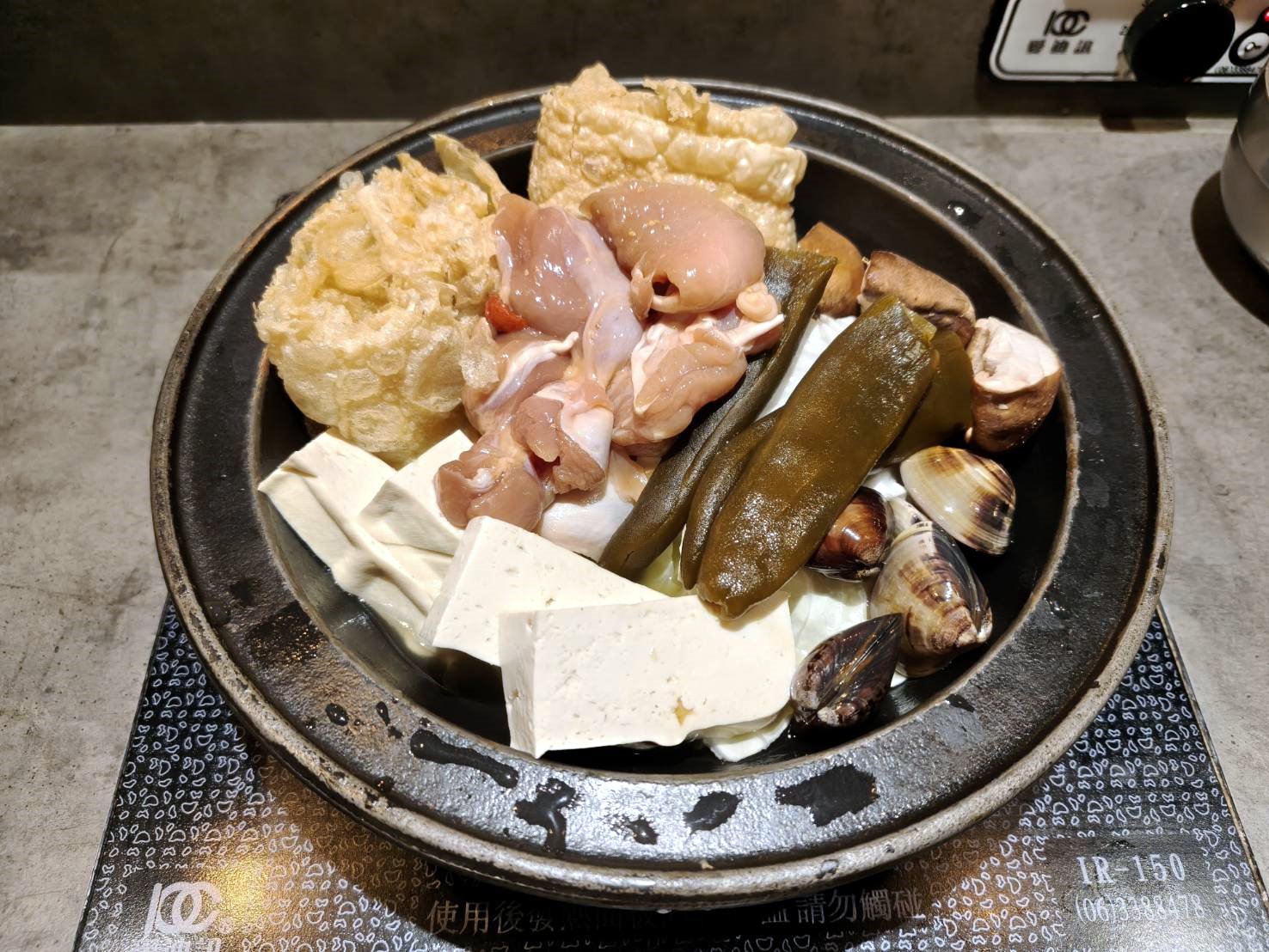 台北西門町美食|食焱廠創意鍋物HOP POT LAB-西門町昆明店。歡迎來實驗室吃火鍋!剝皮辣椒雞鍋、台灣蒜頭雞鍋湯頭味美超濃郁!