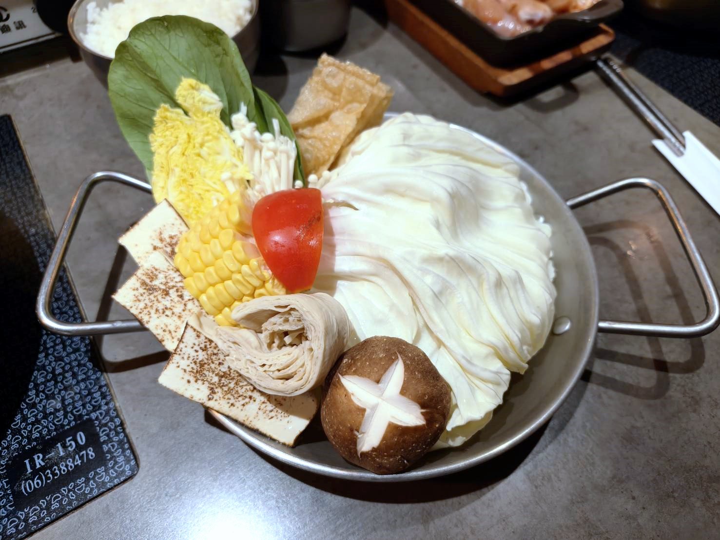 台北西門町美食|食焱廠創意鍋物HOP POT LAB-西門町昆明店。歡迎來實驗室吃火鍋!剝皮辣椒雞鍋、台灣蒜頭雞鍋湯頭味美超濃郁!
