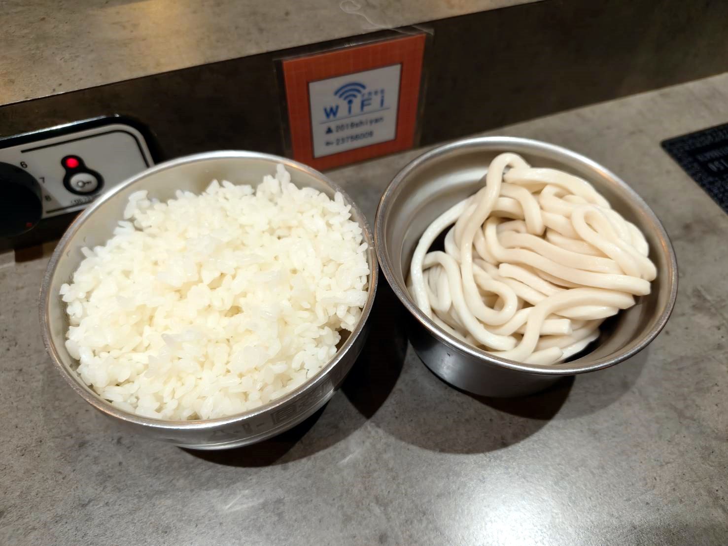 台北西門町美食|食焱廠創意鍋物HOP POT LAB-西門町昆明店。歡迎來實驗室吃火鍋!剝皮辣椒雞鍋、台灣蒜頭雞鍋湯頭味美超濃郁!