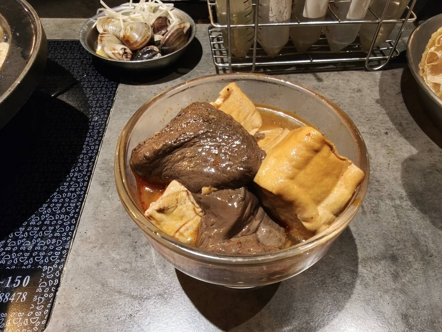 台北西門町美食|食焱廠創意鍋物HOP POT LAB-西門町昆明店。歡迎來實驗室吃火鍋!剝皮辣椒雞鍋、台灣蒜頭雞鍋湯頭味美超濃郁!