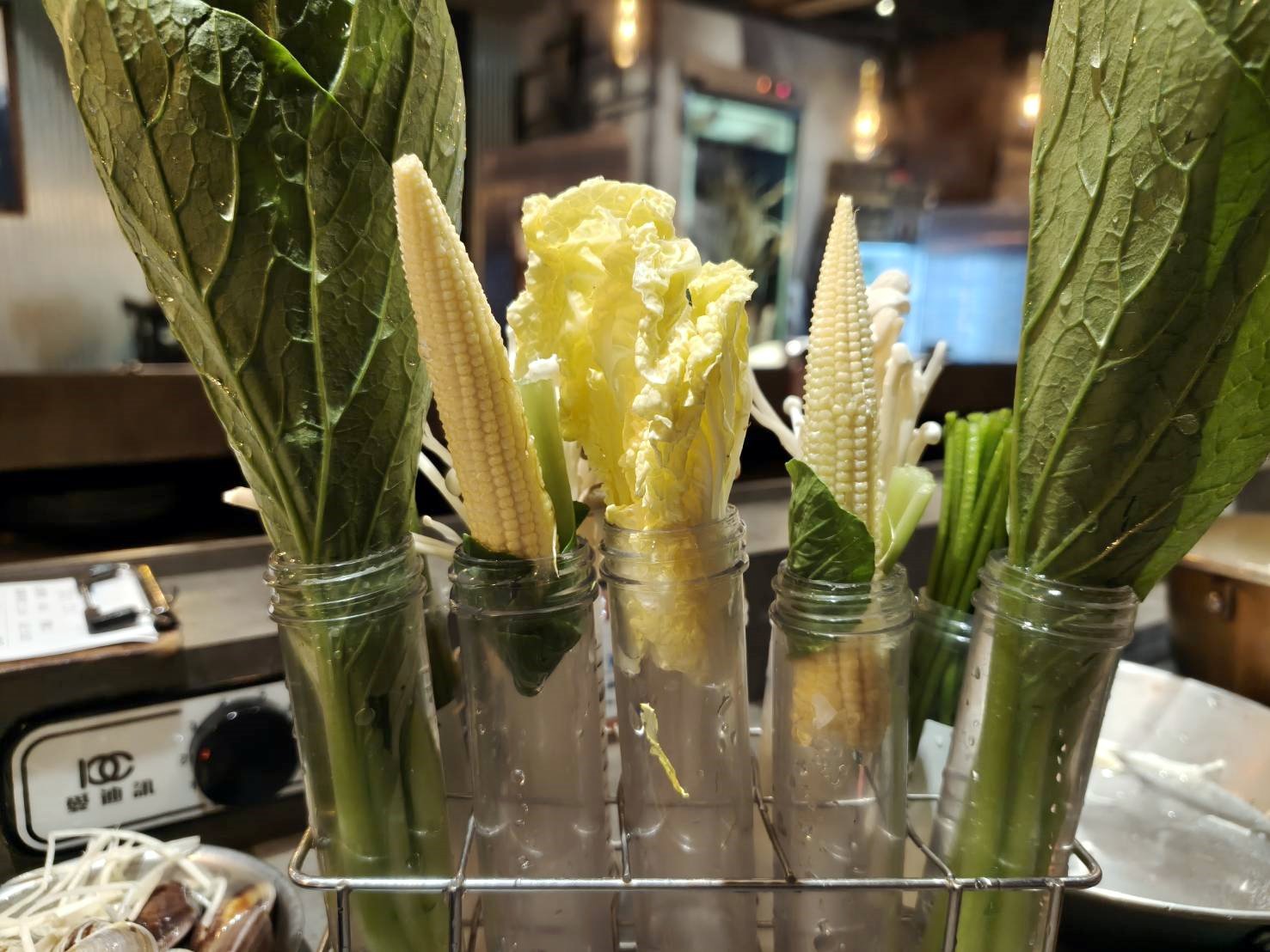 台北西門町美食|食焱廠創意鍋物HOP POT LAB-西門町昆明店。歡迎來實驗室吃火鍋!剝皮辣椒雞鍋、台灣蒜頭雞鍋湯頭味美超濃郁!