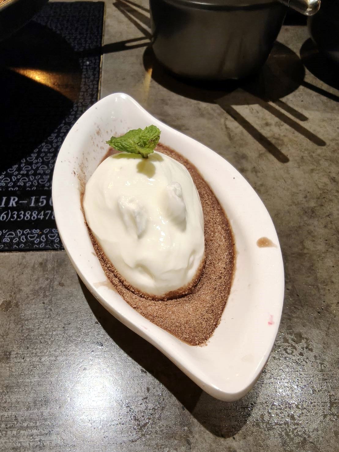 台北西門町美食|食焱廠創意鍋物HOP POT LAB-西門町昆明店。歡迎來實驗室吃火鍋!剝皮辣椒雞鍋、台灣蒜頭雞鍋湯頭味美超濃郁!