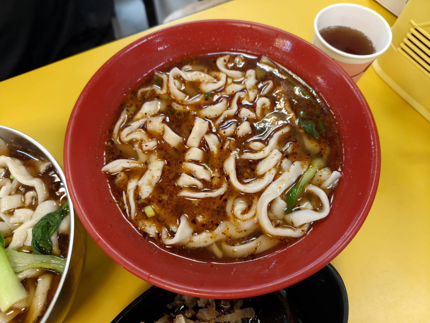台北車站小吃|阿桂的店。台式牛肉麵、排骨麵、水餃、湯餃選擇性多!另有超值套餐可以選喔~