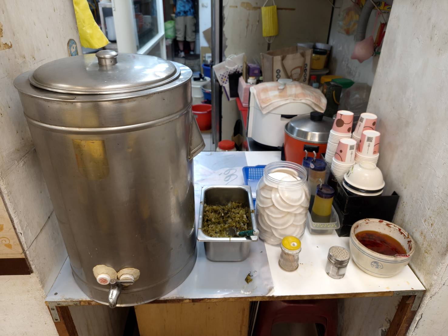台北車站小吃|阿桂的店。台式牛肉麵、排骨麵、水餃、湯餃選擇性多!另有超值套餐可以選喔~