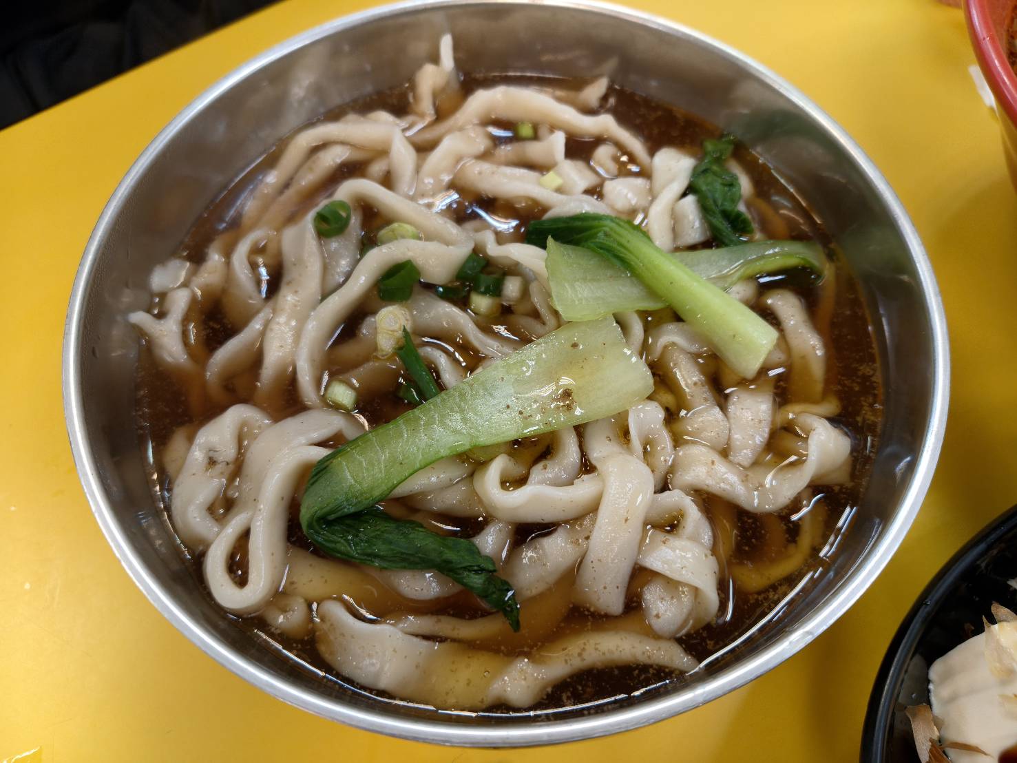 台北車站小吃|阿桂的店。台式牛肉麵、排骨麵、水餃、湯餃選擇性多!另有超值套餐可以選喔~
