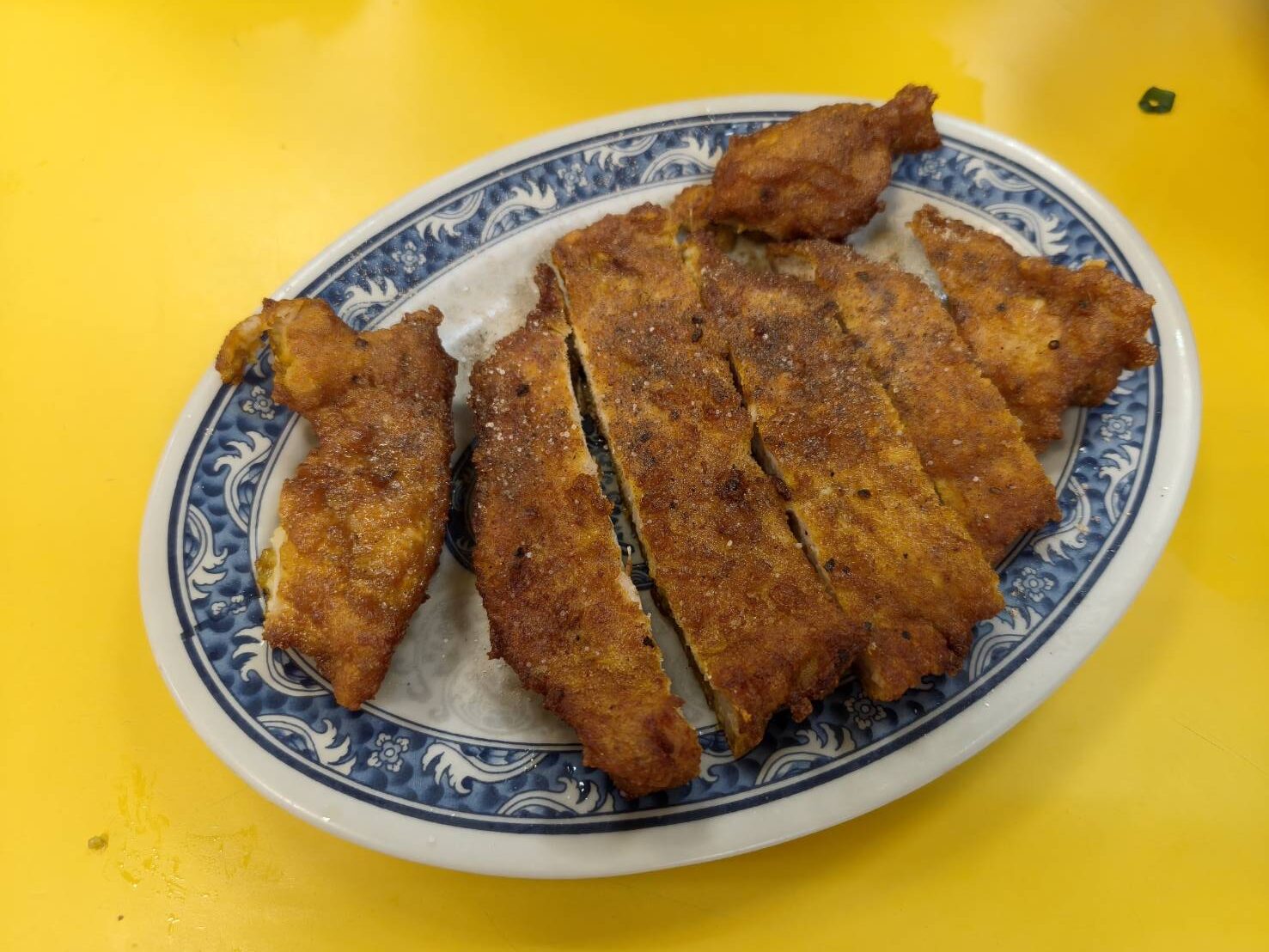 台北車站小吃|阿桂的店。台式牛肉麵、排骨麵、水餃、湯餃選擇性多!另有超值套餐可以選喔~