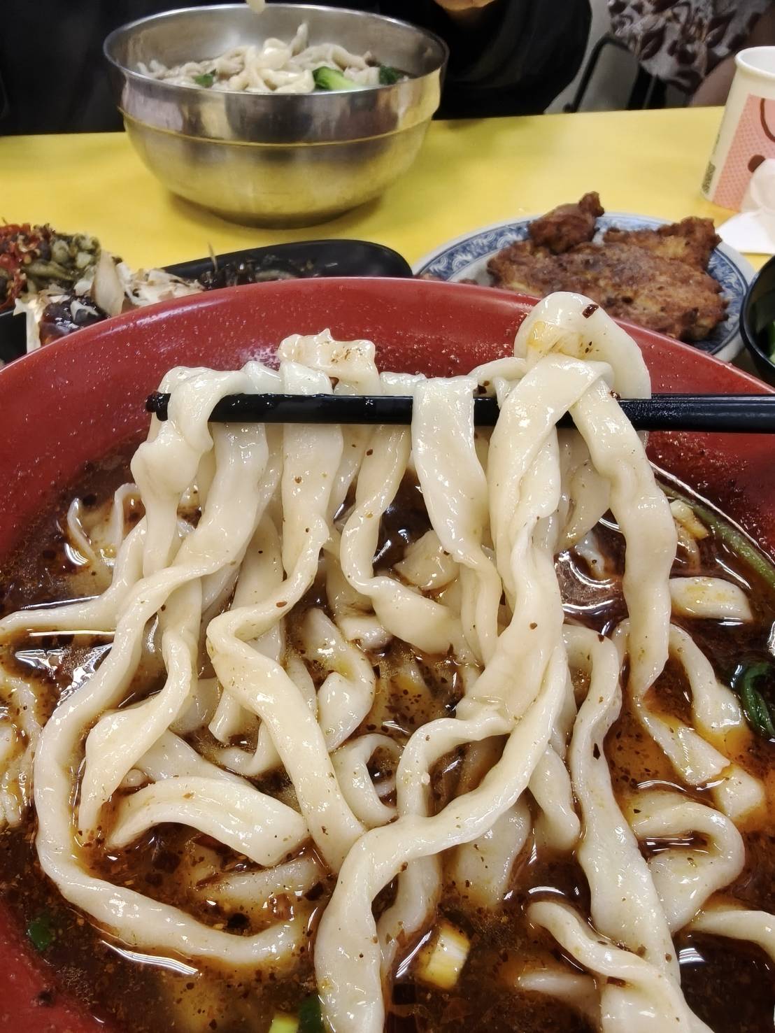 台北車站小吃|阿桂的店。台式牛肉麵、排骨麵、水餃、湯餃選擇性多!另有超值套餐可以選喔~