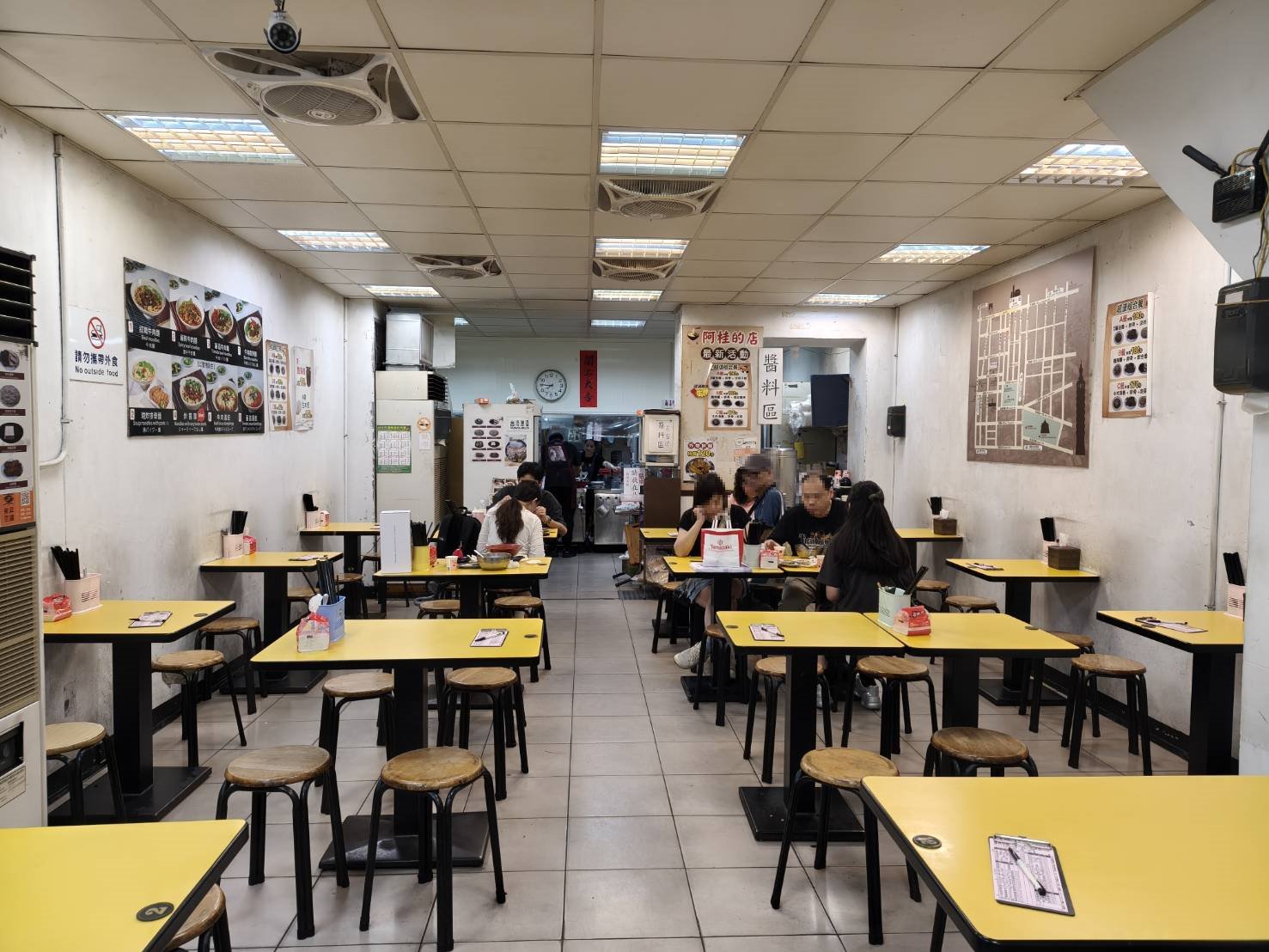 台北車站小吃|阿桂的店。台式牛肉麵、排骨麵、水餃、湯餃選擇性多!另有超值套餐可以選喔~