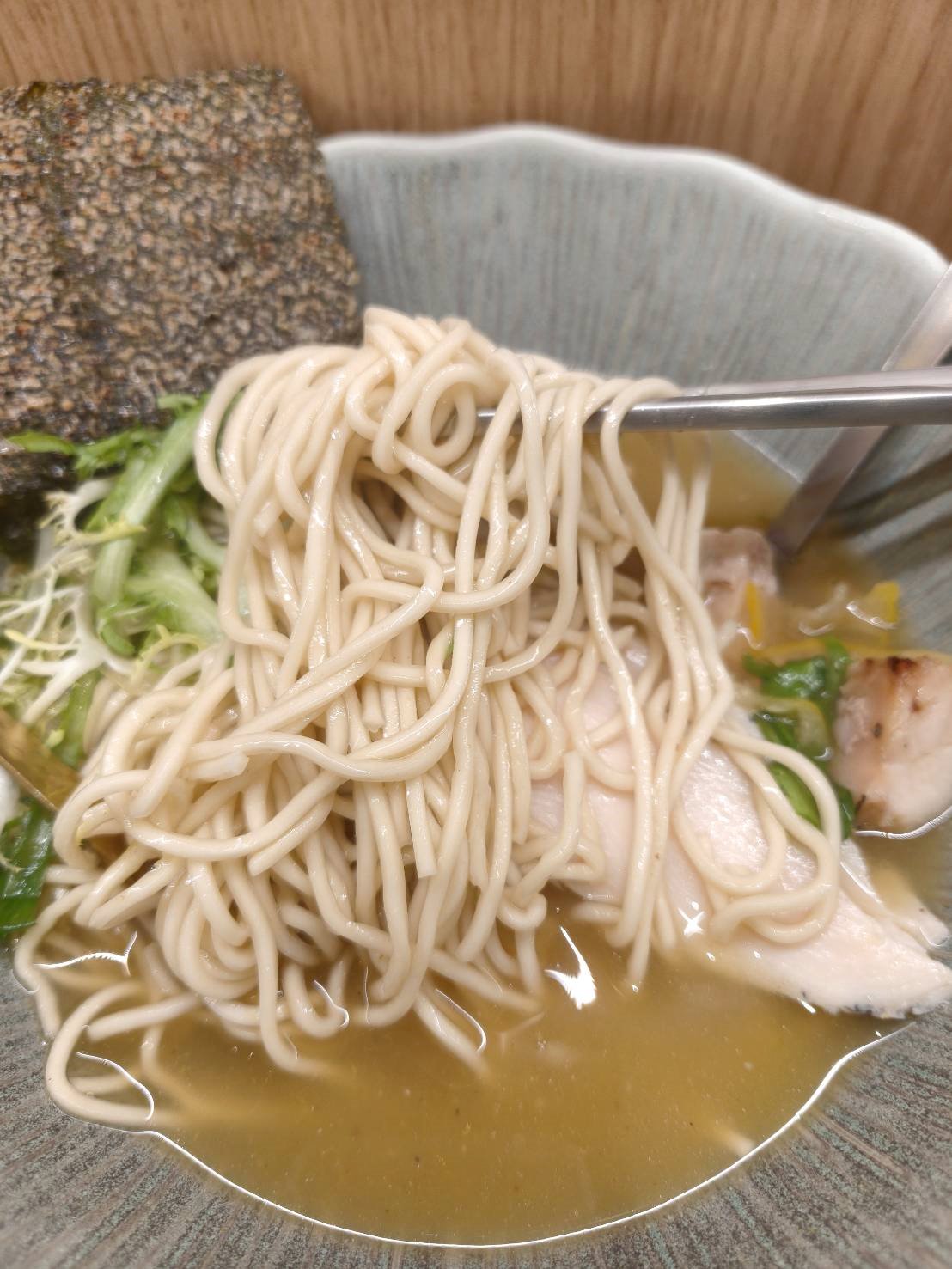 樹林秀泰美食|雞湯桑 Torisan-樹林秀泰店。推薦柚香鹽味拉麵、東京雞白湯，開幕期間每人還送柚香雞丁沙拉喔!內含菜單