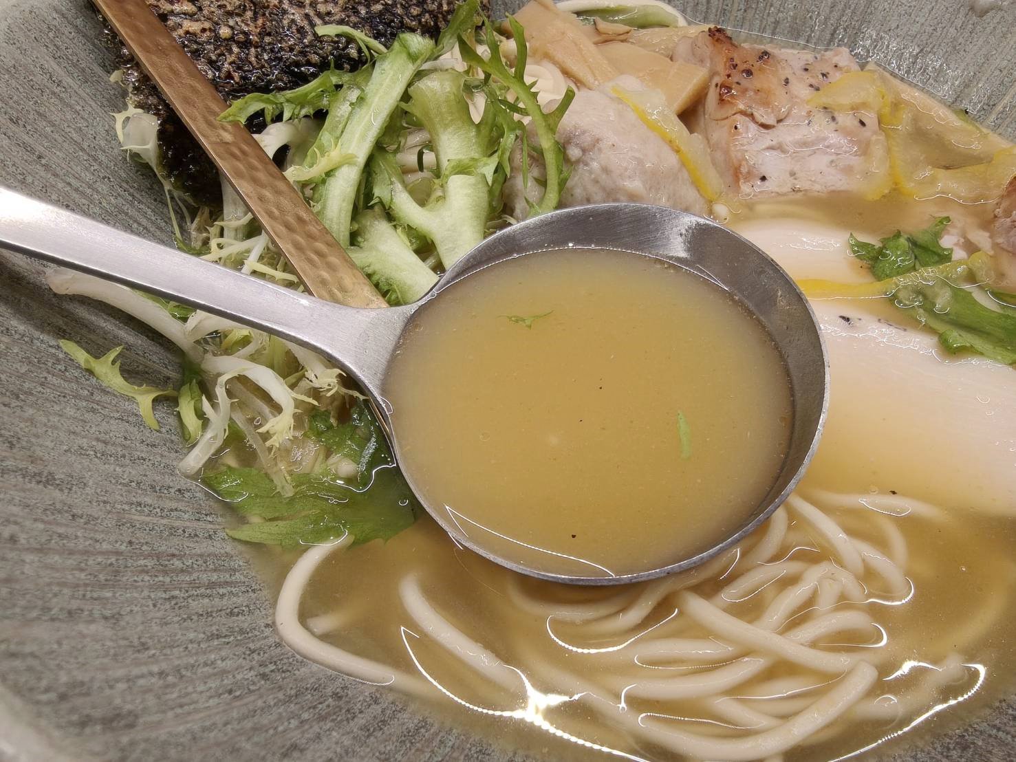 樹林秀泰美食|雞湯桑 Torisan-樹林秀泰店。推薦柚香鹽味拉麵、東京雞白湯，開幕期間每人還送柚香雞丁沙拉喔!內含菜單