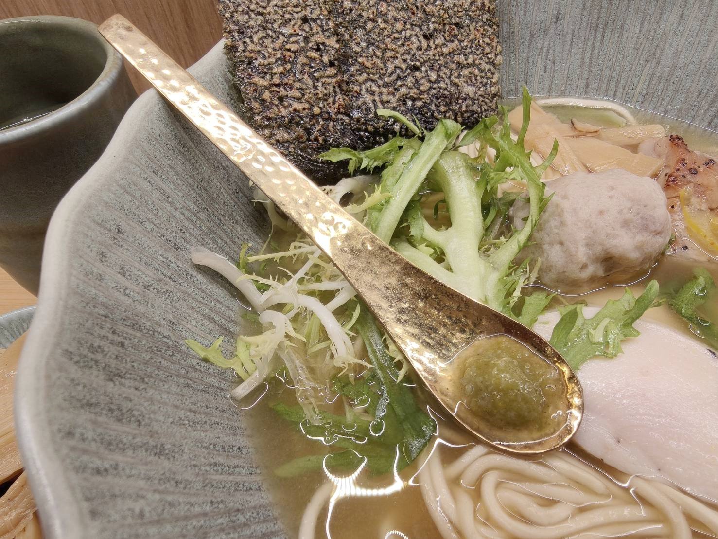 樹林秀泰美食|雞湯桑 Torisan-樹林秀泰店。推薦柚香鹽味拉麵、東京雞白湯，開幕期間每人還送柚香雞丁沙拉喔!內含菜單