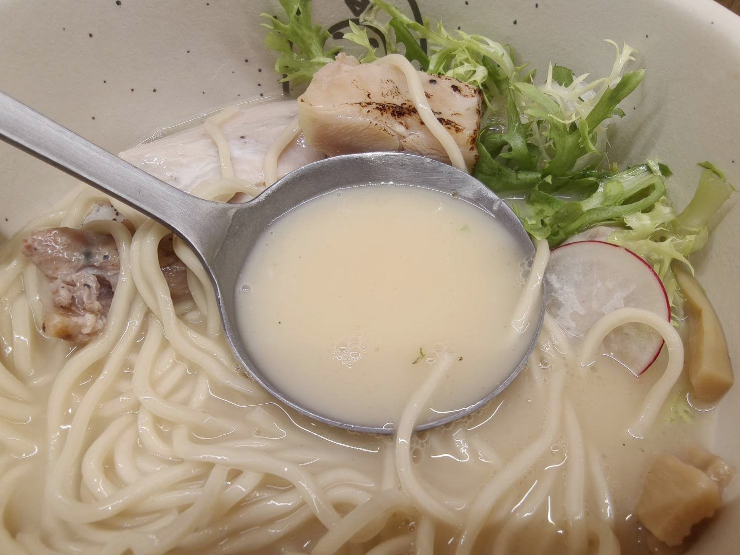 樹林秀泰美食|雞湯桑 Torisan-樹林秀泰店。推薦柚香鹽味拉麵、東京雞白湯，開幕期間每人還送柚香雞丁沙拉喔!內含菜單