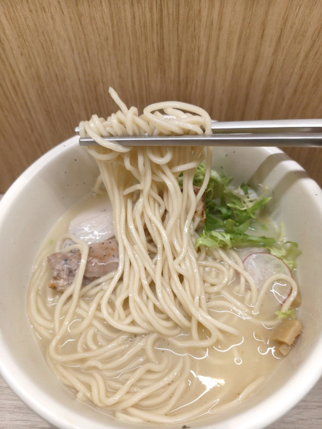 樹林秀泰美食|雞湯桑 Torisan-樹林秀泰店。推薦柚香鹽味拉麵、東京雞白湯，開幕期間每人還送柚香雞丁沙拉喔!內含菜單