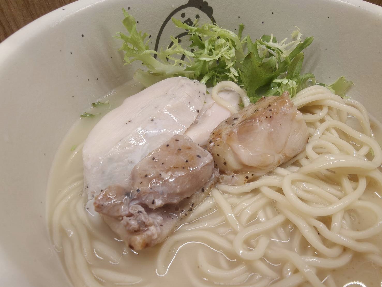 樹林秀泰美食|雞湯桑 Torisan-樹林秀泰店。推薦柚香鹽味拉麵、東京雞白湯，開幕期間每人還送柚香雞丁沙拉喔!內含菜單