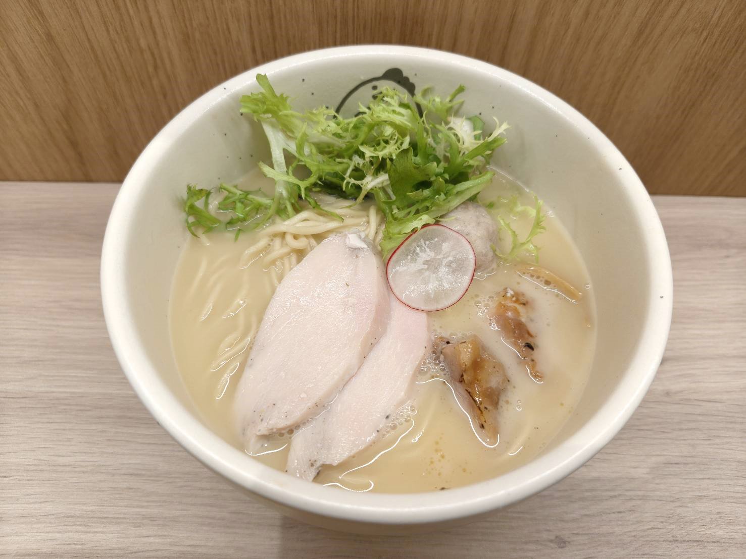 樹林秀泰美食|雞湯桑 Torisan-樹林秀泰店。推薦柚香鹽味拉麵、東京雞白湯，開幕期間每人還送柚香雞丁沙拉喔!內含菜單