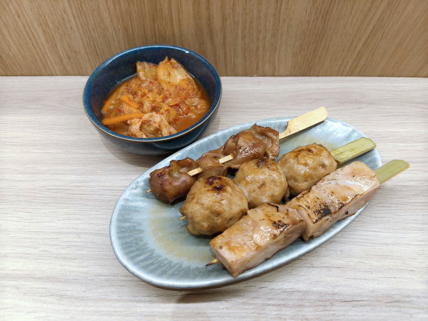 樹林秀泰美食|雞湯桑 Torisan-樹林秀泰店。推薦柚香鹽味拉麵、東京雞白湯，開幕期間每人還送柚香雞丁沙拉喔!內含菜單
