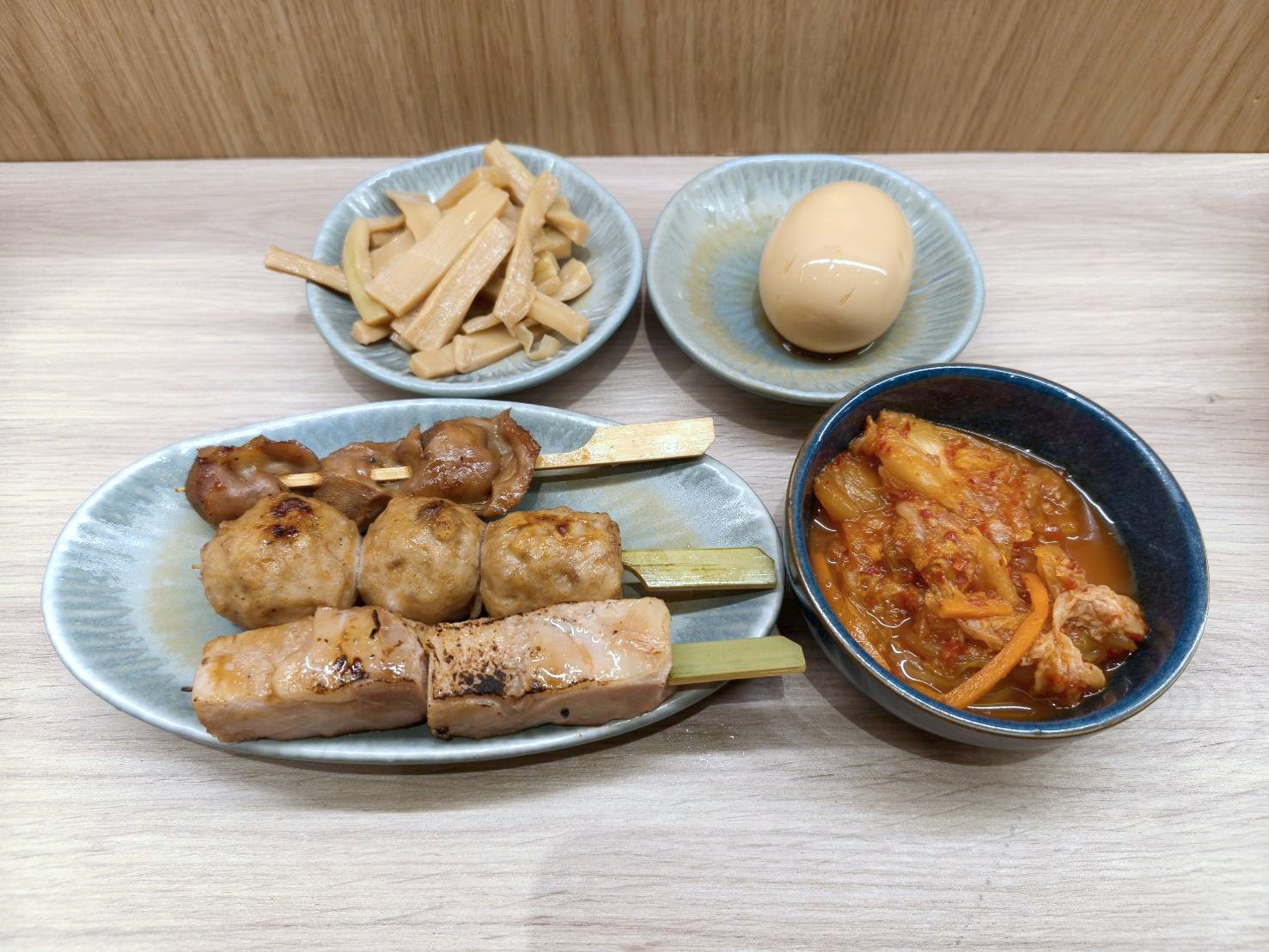 樹林秀泰美食|雞湯桑 Torisan-樹林秀泰店。推薦柚香鹽味拉麵、東京雞白湯，開幕期間每人還送柚香雞丁沙拉喔!內含菜單