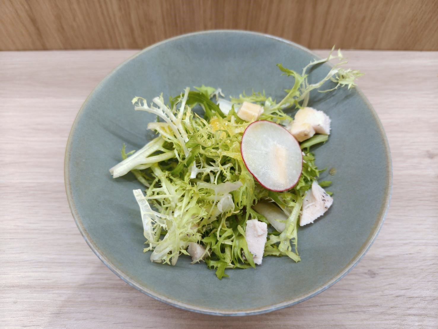 樹林秀泰美食|雞湯桑 Torisan-樹林秀泰店。推薦柚香鹽味拉麵、東京雞白湯，開幕期間每人還送柚香雞丁沙拉喔!內含菜單