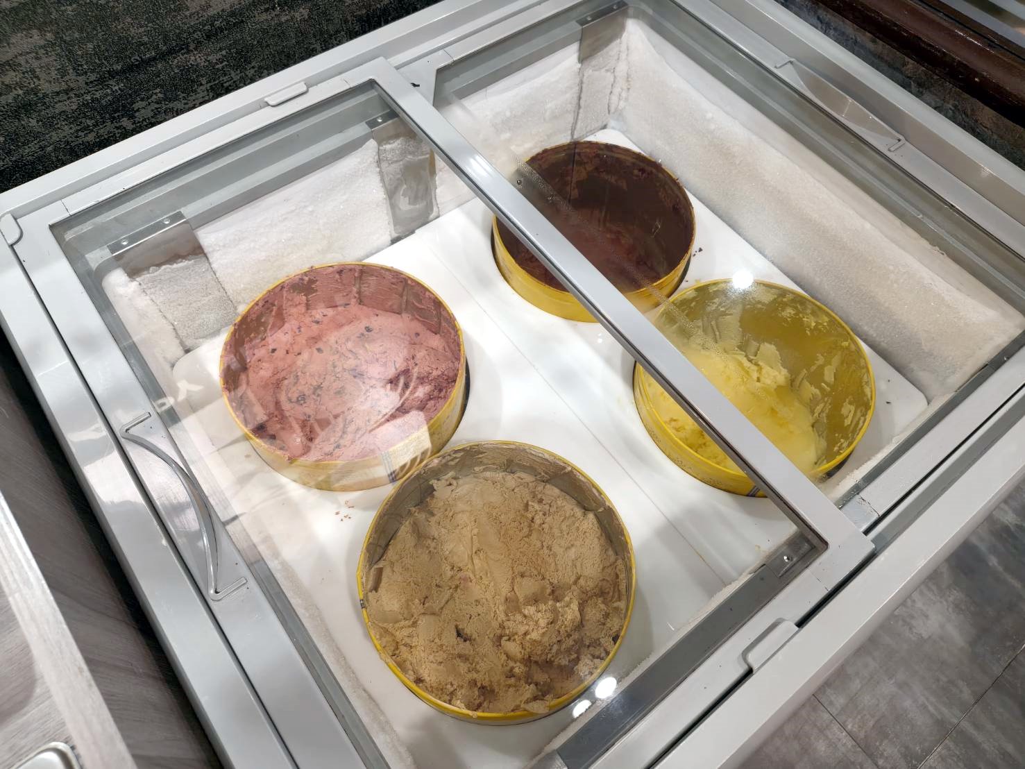 台北國父紀念館美食|嚮樂鍋物-大安店。蔬菜、飲料、冰淇淋、甜點隨你吃!