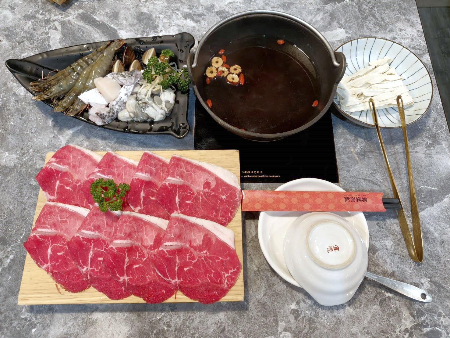 台北國父紀念館美食|嚮樂鍋物-大安店。蔬菜、飲料、冰淇淋、甜點隨你吃!