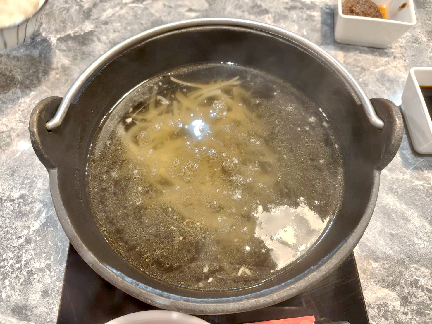 台北國父紀念館美食|嚮樂鍋物-大安店。蔬菜、飲料、冰淇淋、甜點隨你吃!