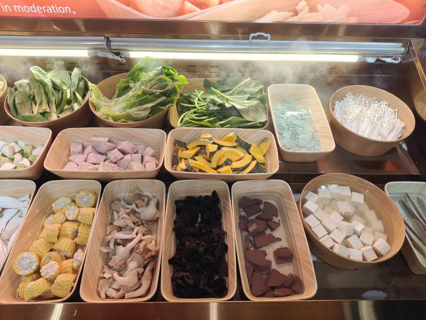 台北國父紀念館美食|嚮樂鍋物-大安店。蔬菜、飲料、冰淇淋、甜點隨你吃!
